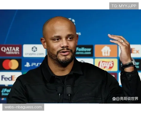 特写：孔帕尼在场边用战术平板向队员展示拜仁慕尼黑左路的防守空当